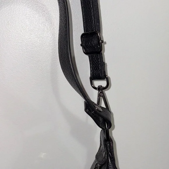 Elegant Black Leather Shoulder Bag - Picture 9 of 10